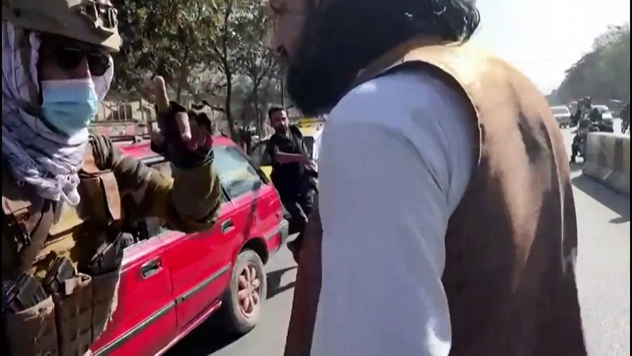 Talibãs agridem jornalistas durante protesto de...