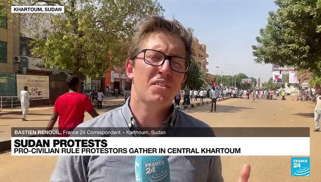 Sudan protest: Rival camps take to the streets as tensions rise in central Khartoum