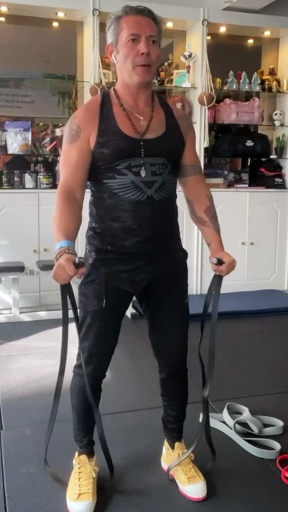 —Gym Equipment provided by @bodyengineers —Happy Monday Everyone ✌️—Salut la famille, j’espère que vous allez bien? Voici mon entraînement Épaules avec Élastiques de ce lundi midi . Bon entraînement à tous ! ️‍♂️—SAVE This Shoulder Workout1. A