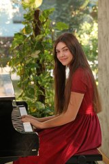 ÇDSO ile yarın sahne alacak genç piyanist İlyun Bürkev, hedeflerini anlattı