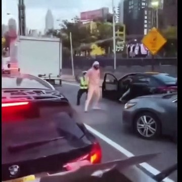 Un conducteur pète un câble pendant un contrôle routier et sort de sa voiture pour frapper les policiers (New York)