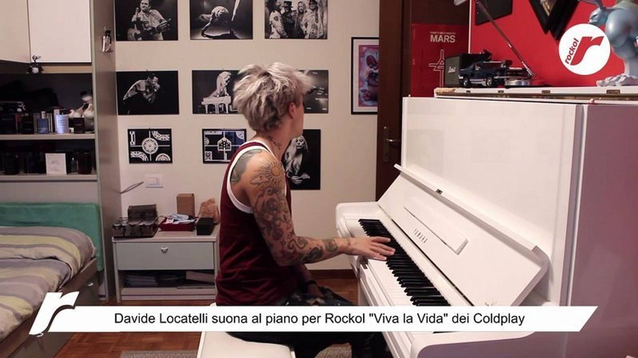 Davide Locatelli suona al piano per Rockol "Viva la vida" dei Coldplay