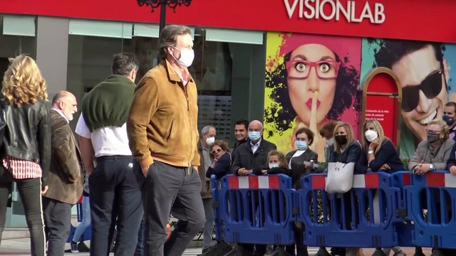 El chef José Andrés se fotografía con fans a su llegada a Oviedo para los Premios Princesa de Asturias