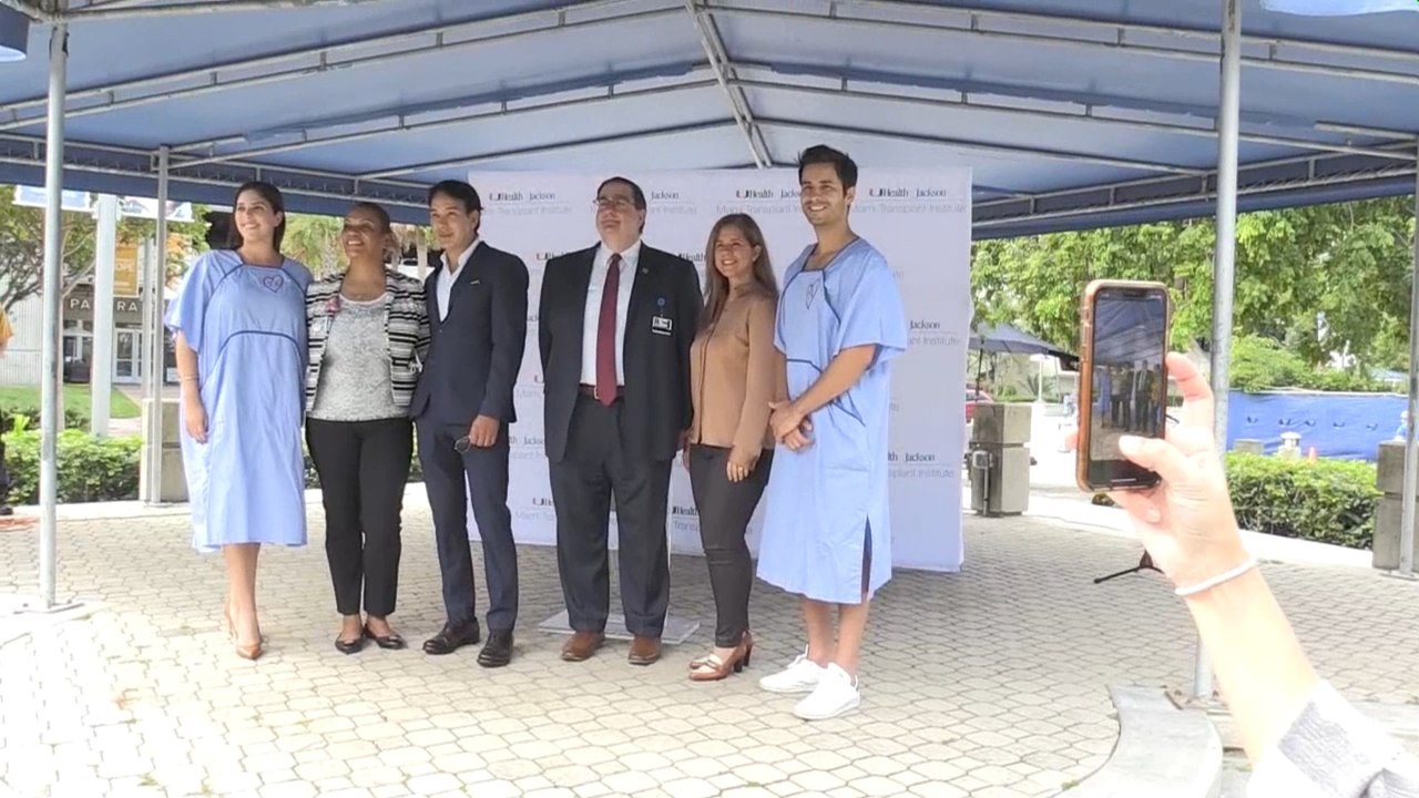 El diseñador René Ruiz cambia los vestidos de fiesta por batas de hospital