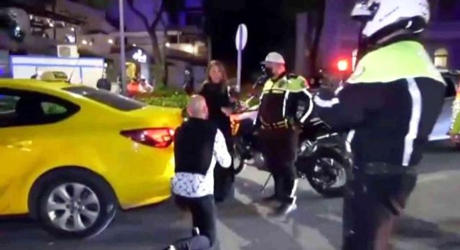 Sevgilisine evlilik teklifi yapmak için kendisini trafik ekiplerine yakalattı