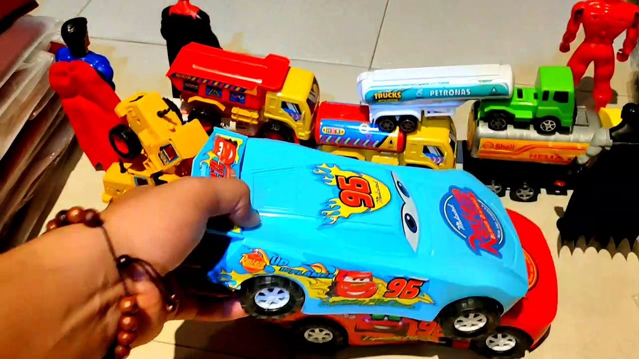 Mencari Mainan , mobil mobilan , Truck excavator , tembak tembakan, Crane