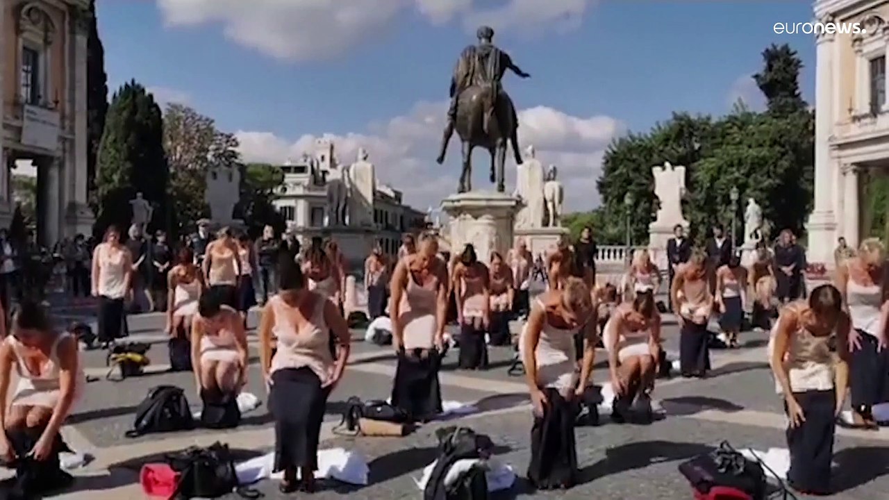 Protest in Unterwäsche - Ehemalige Alitalia-Angestellte demonstrieren in Rom