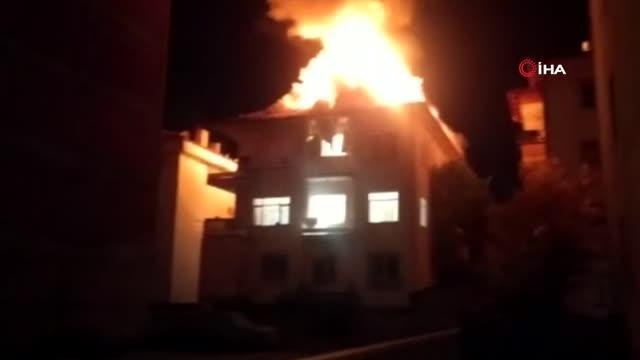 Çorum'da apartmanın çatı katı alev alev yandı