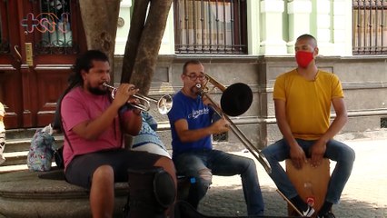 mqn- Trío crea escuela de música al aire libre en San José-211021