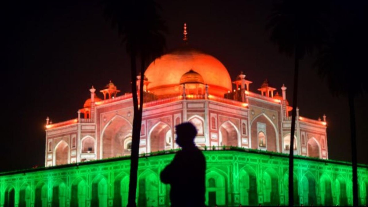 Monuments light up for celebration of 100 crore vaccinations