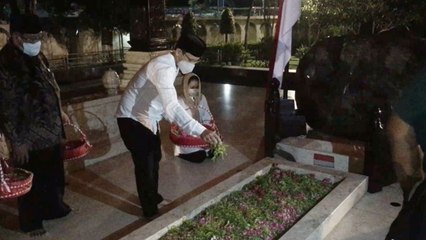 Momen Nadiem Ziarah ke Makam Soekarno dan Gus Dur