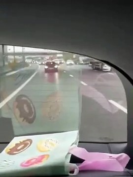 Un camion ne se rend pas compte qu'il pousse tranquillement une voiture sur une autoroute