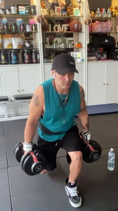 —Gear from @bodyengineers—Happy Wednesday ! —Salut la famille, j’espère que vous allez bien ? Voici mon entraînement Jambes de ce mercredi après-midi. Bon entraînement! —SAVE This Leg Day1. Static Lunges - 4✖️12reps. each leg2. In to Out