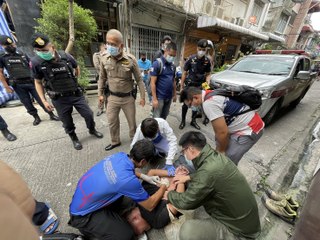 "จับตัวประกัน" กลางกรุง ตำรวจใช้ปืนไฟฟ้ายิงใส่ (มีคลิป)