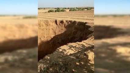 VIDEO : बीकानेर में अचानक धंस गई खेत की जमीन, 100 फीट चौड़ा और 60 फीट गहरा गड्ढा बना