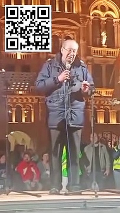 Don Floriano benedice la piazza di Trieste