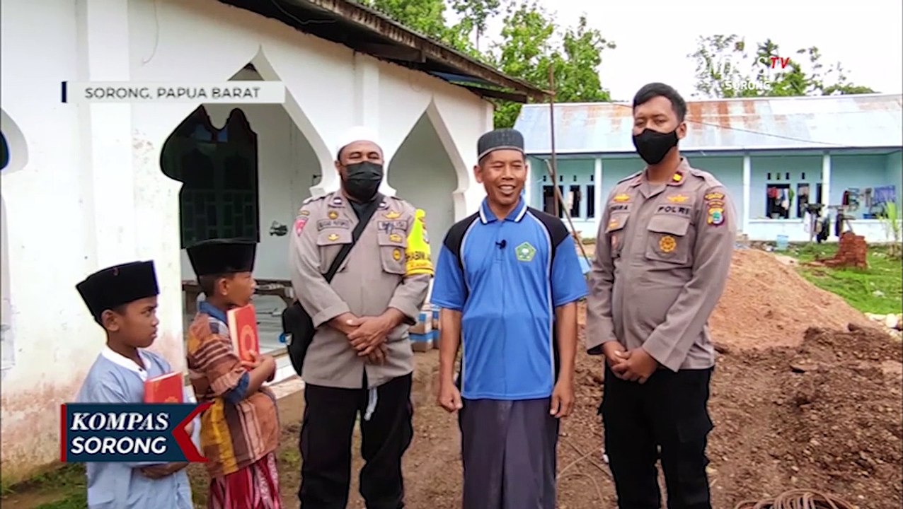 Peringati Hari Santri, Polsek Salawati Bagi Alquran