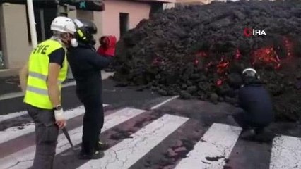 İspanyol bilim adamları La Palma'daki yanardağ için lavlardan örnekler topladı