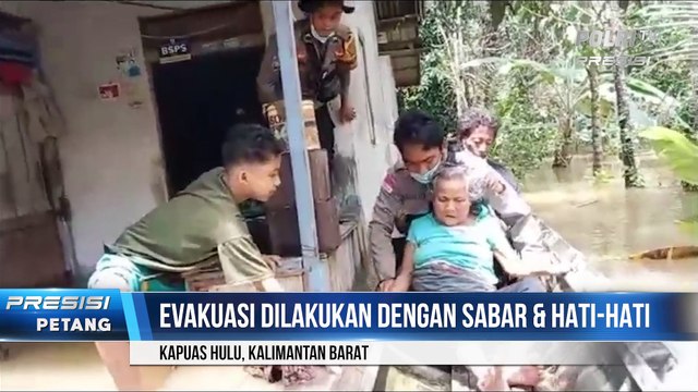 Bhabinkamtibmas Polsek Seberuang Bantu Evakuasi Warga Sakit yang Terdampak Banjir