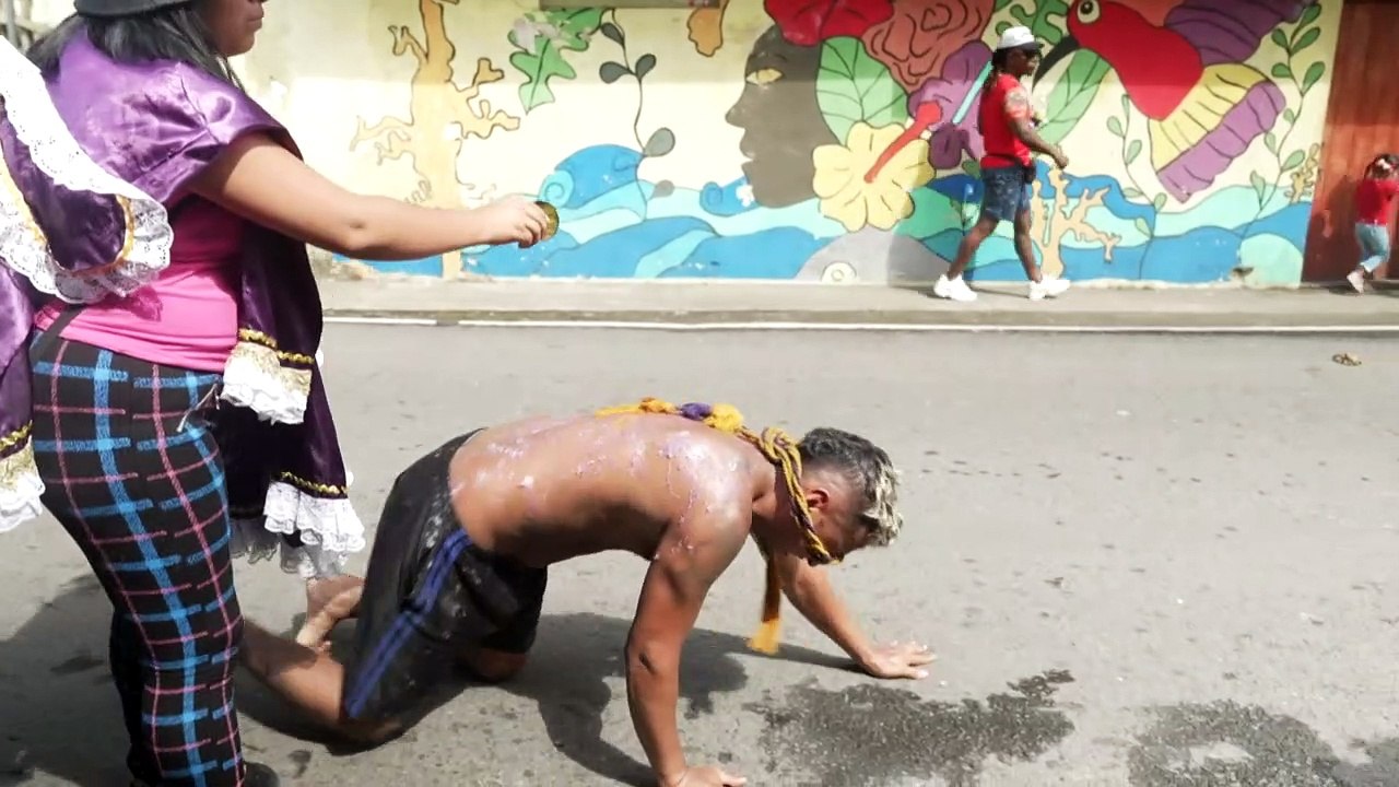 Au Panama, des fidèles rampent pour le Christ N...