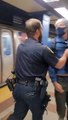 Un homme éjecté du métro de New York pour avoir demandé à des policiers pourquoi ils ne portent pas de masque