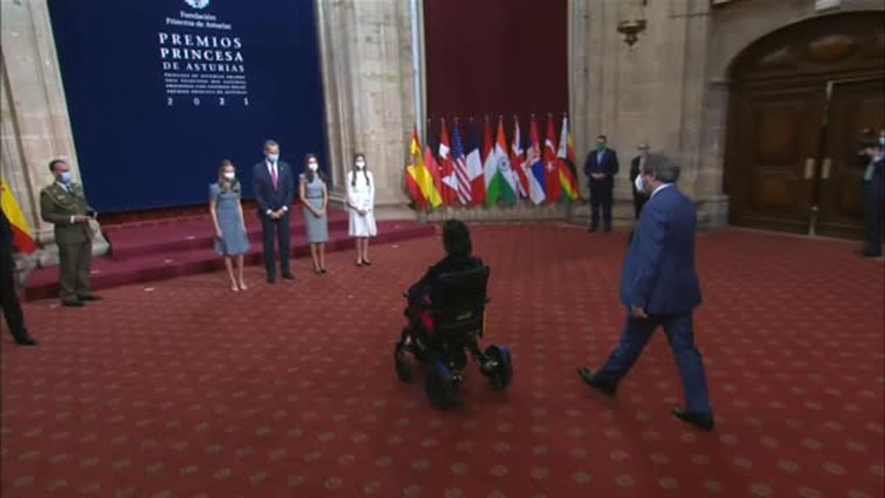 La familia real recibe a los galardonados con los premios Princesa de Asturias