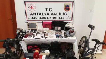 Manavgat'ta bir kişinin omzundaki çantayı çalan zanlı yakalandı