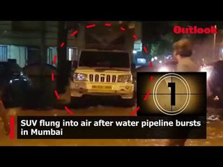 Video herunterladen: SUV flung into air after water pipeline bursts in Mumbai