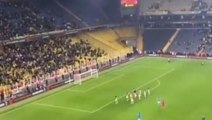Alkışlanmayı bekleyen Fenerbahçeli futbolcular, taraftarın tepkisiyle kahroldu