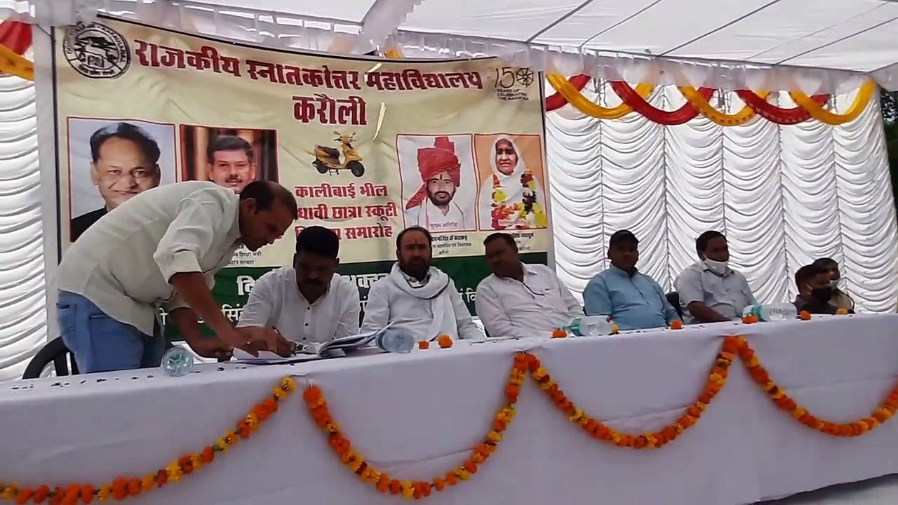 स्कूटी पाकर बेटियों के खिले चेहरे,  मेधावी छात्राओं को बांटी स्कूटी