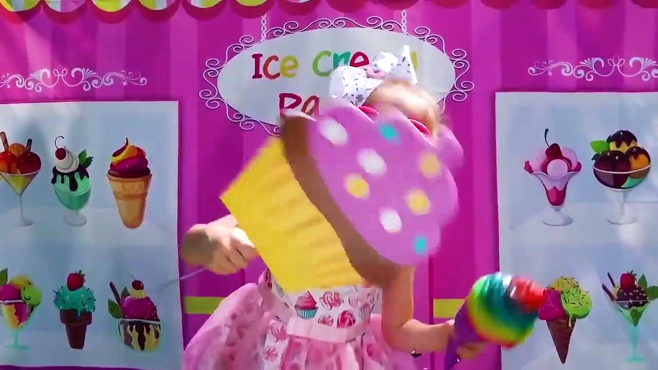 Nastya bermain sebagai penjual es krim