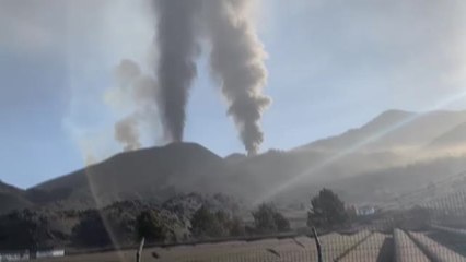 La ceniza sepulta una planta fotovoltaica de La Palma