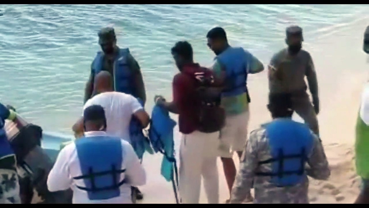 Romeo Santos estuvo en Bahía de las Águilas y se dio un chapuzón