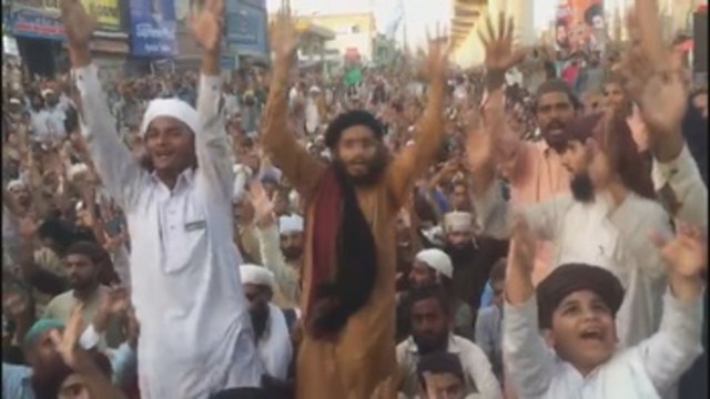 Islamistas marchan en Pakistán para exigir la expulsión del embajador francés