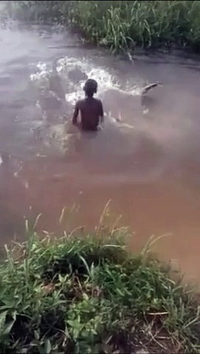 Ces jeunes se baignent au mauvais endroit au mauvais moment