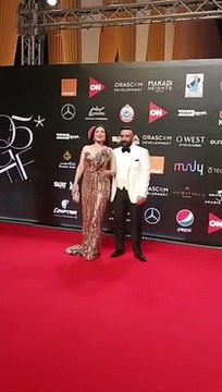 بفستان مكشوف الصدر.. عبير صبري وزوجها على ريد كاربت الجونة