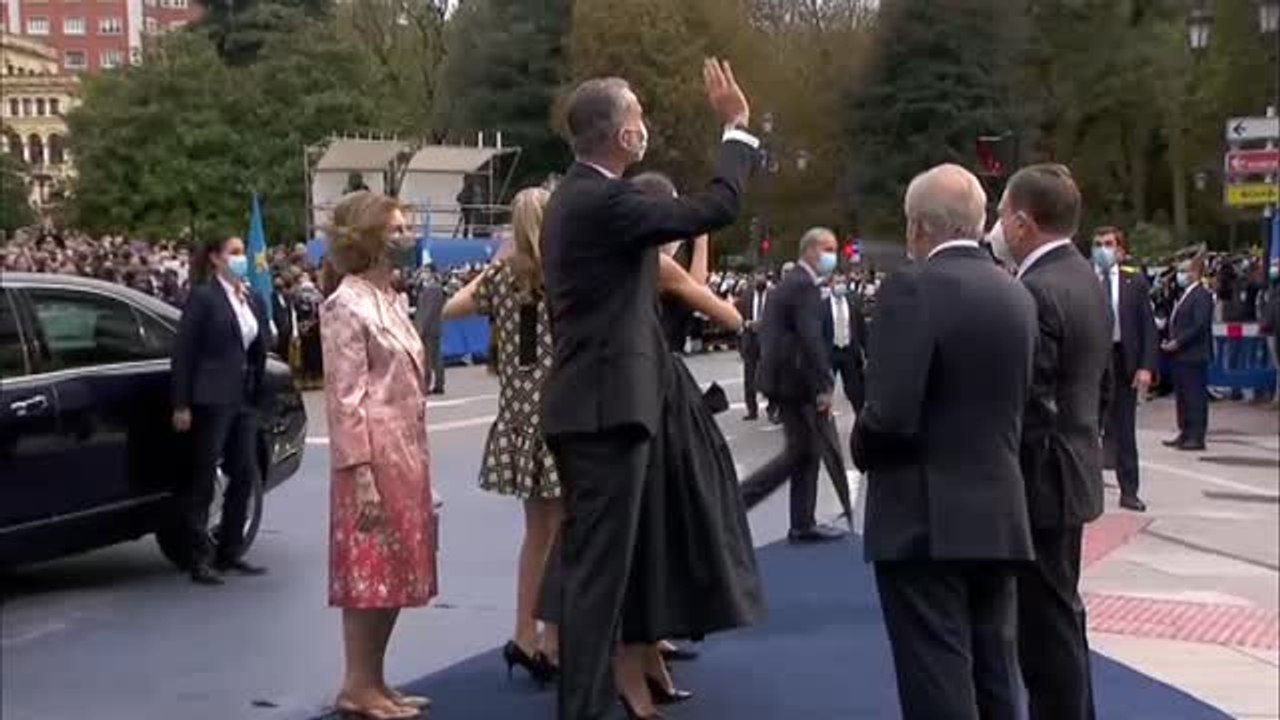 Los reyes llegan al Teatro Campoamor para la entrega de los Premios Princesa de Asturias