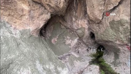 Kaş yapalım derken göz çıkardılar: Tarihi mağaranın duvarlarındaki yazıları silmek yerine sıvayla kapattılar