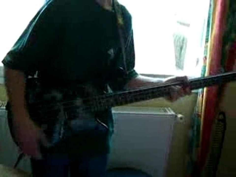 Totos tapping à la basse