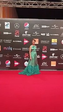 منة شلبي بالأخضر اللامع في ختام مهرجان الجونة