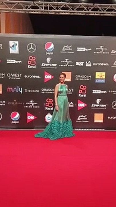 منة شلبي بالأخضر اللامع في ختام مهرجان الجونة