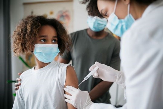 Pfizer dice que su vacuna es más del 90% efectiva contra COVID-19 en niños de 5 a 11 años