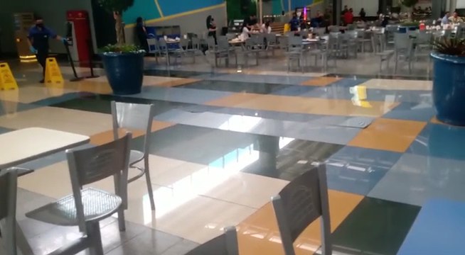 ext-video-piso-del-centro-comercial-de-cartago-se-comenzó-a-desprender-mientras -a-gente-comía-221021