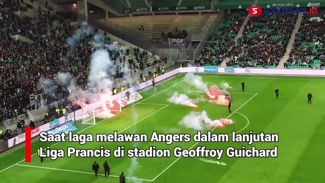 'Hujan Flare' Warnai Laga Saint-Etienne Vs Angers di Liga Prancis