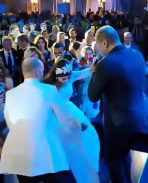 دينا الشربيني دينا الشربيني ترقص أمام عمرو دياب لأول مرة بعد انفصالهما