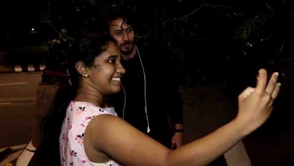 Tiger Shroff को mumbai Airport पर  रोक  Fans ने की ये हरकत | FilmiBeat