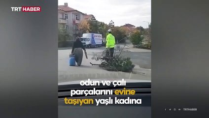 Duyarlı polisten yaşlı kadına yardım eli