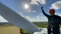 Candidato dos verdes à presidência francesa sobe ao topo de turbina eólica