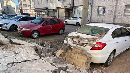 下载视频: İstinat duvarı, park halindeki otomobilin üzerine yıkıldı