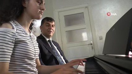 Görme engelli kız girdiği yetenek sınavında 99.87 puan alarak 1. oldu